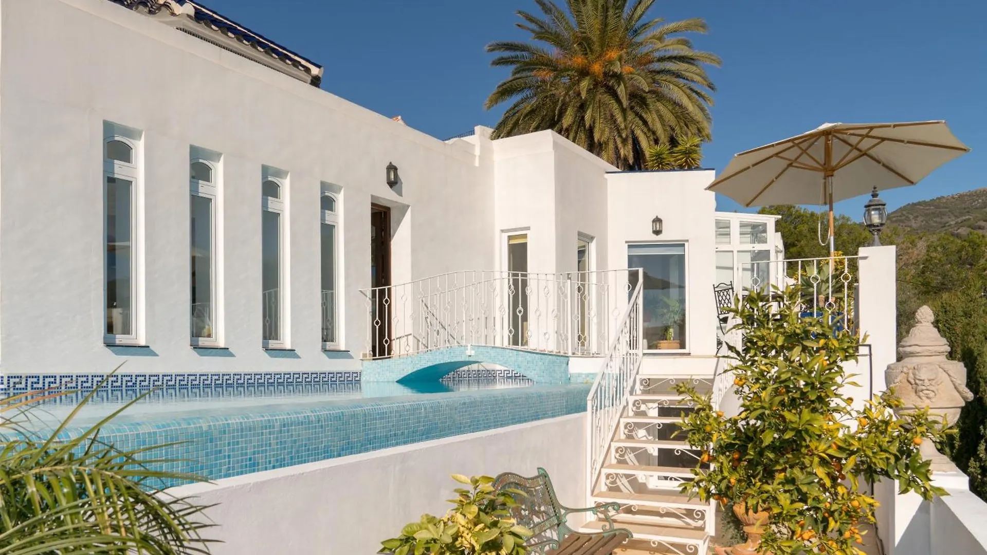 Chimenea 16 Villa Nerja 0*,